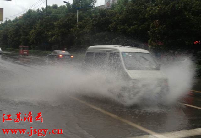 13年7月17灌云局地雷雨，部分地区路面积水，低洼平房进水