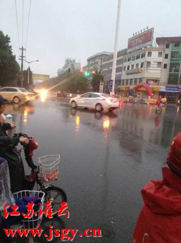 13年7月17灌云局地雷雨，部分地区路面积水，低洼平房进水