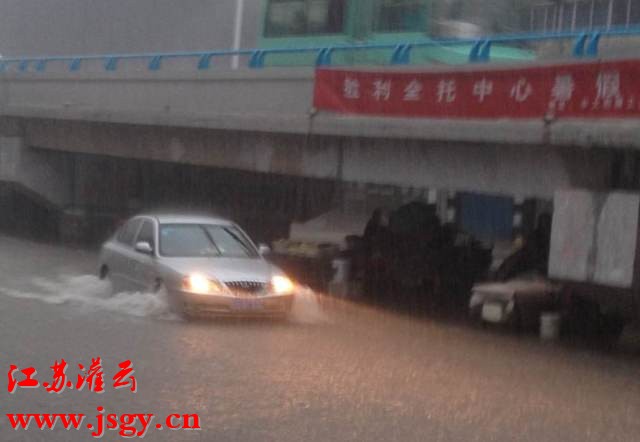 13年7月17灌云局地雷雨，部分地区路面积水，低洼平房进水