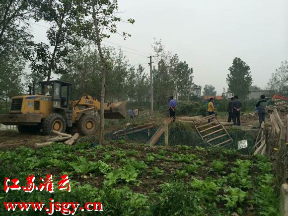 近日灌云县杨集镇沂北乡春二村（村庄拆迁治理）拆迁老旧房屋，平整土地20亩