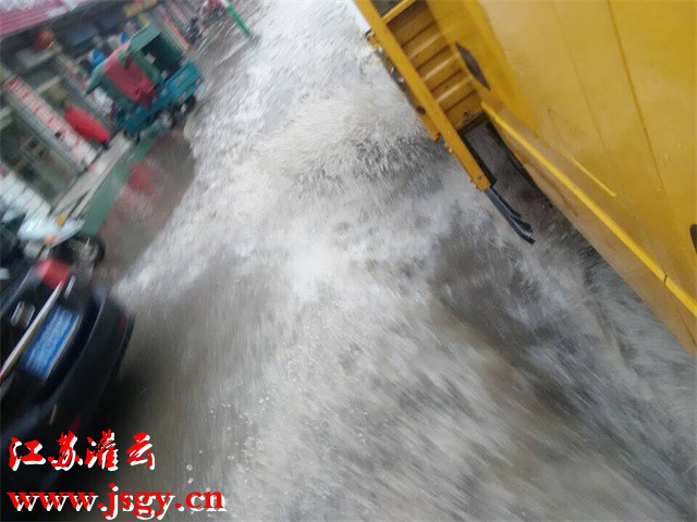 灌云短时雷雨导致路面大面