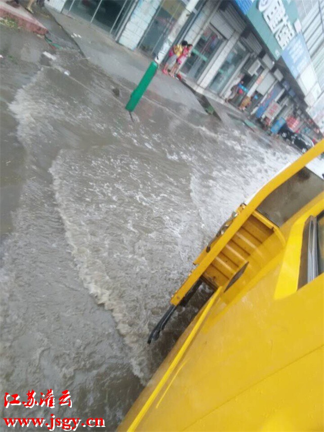 灌云短时雷雨导致路面大面