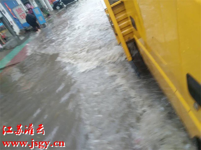 灌云短时雷雨导致路面大面