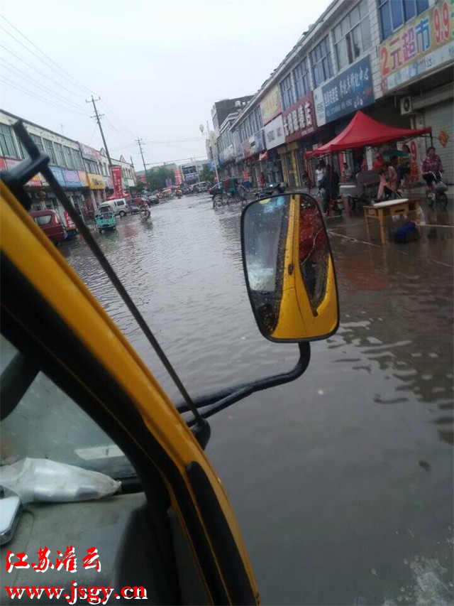 灌云短时雷雨导致路面大面