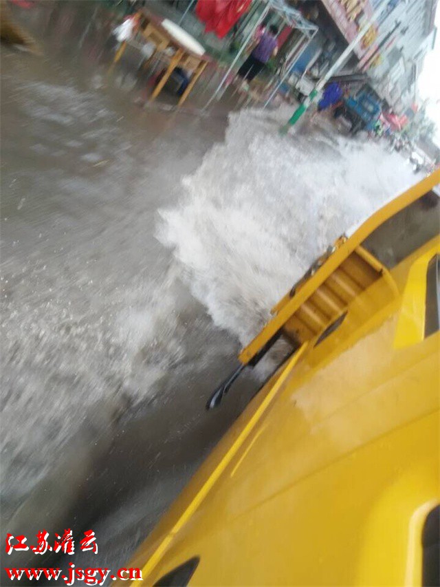 灌云短时雷雨导致路面大面