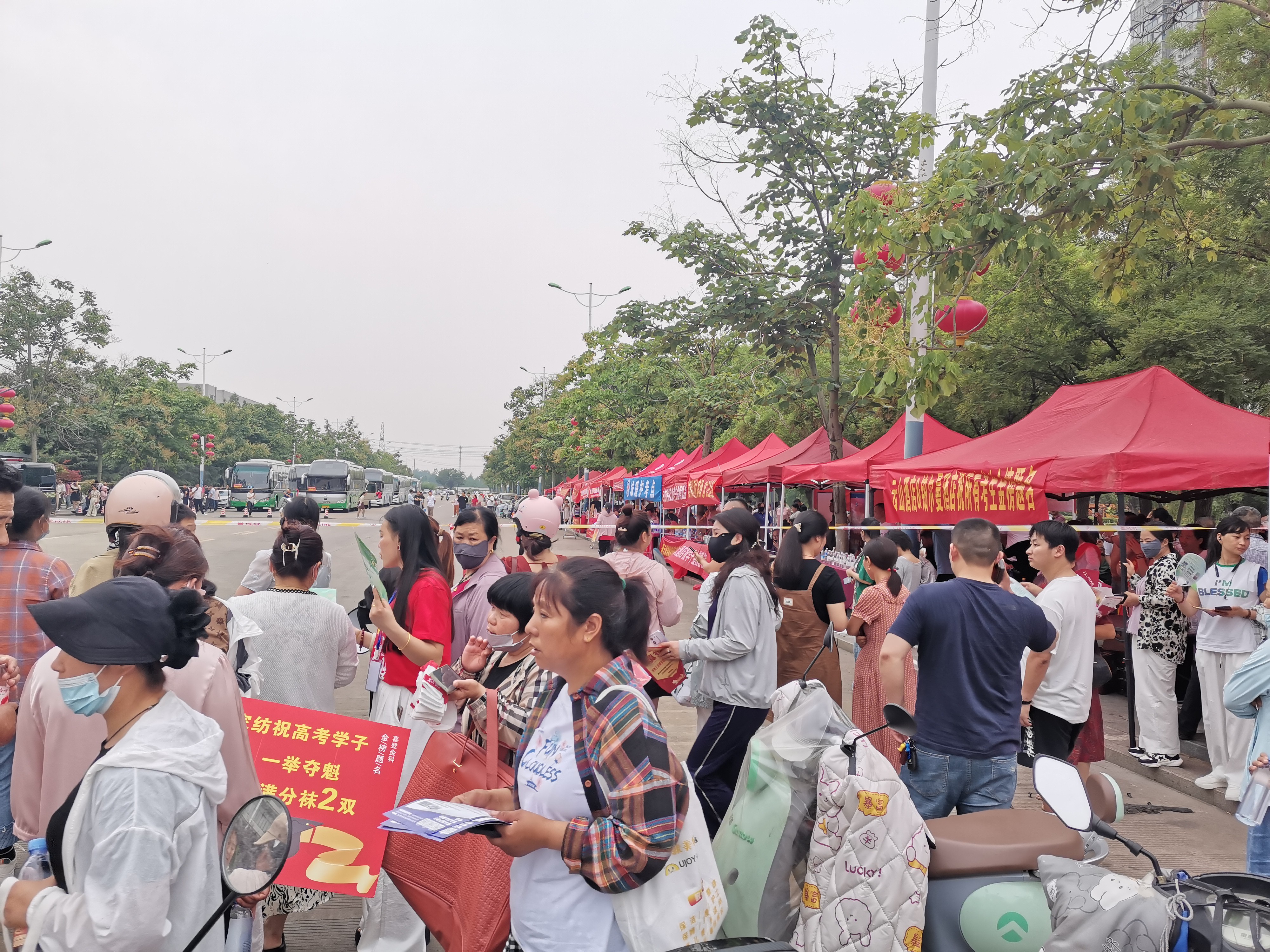 2025年高考拍摄于灌云县高级中学门口