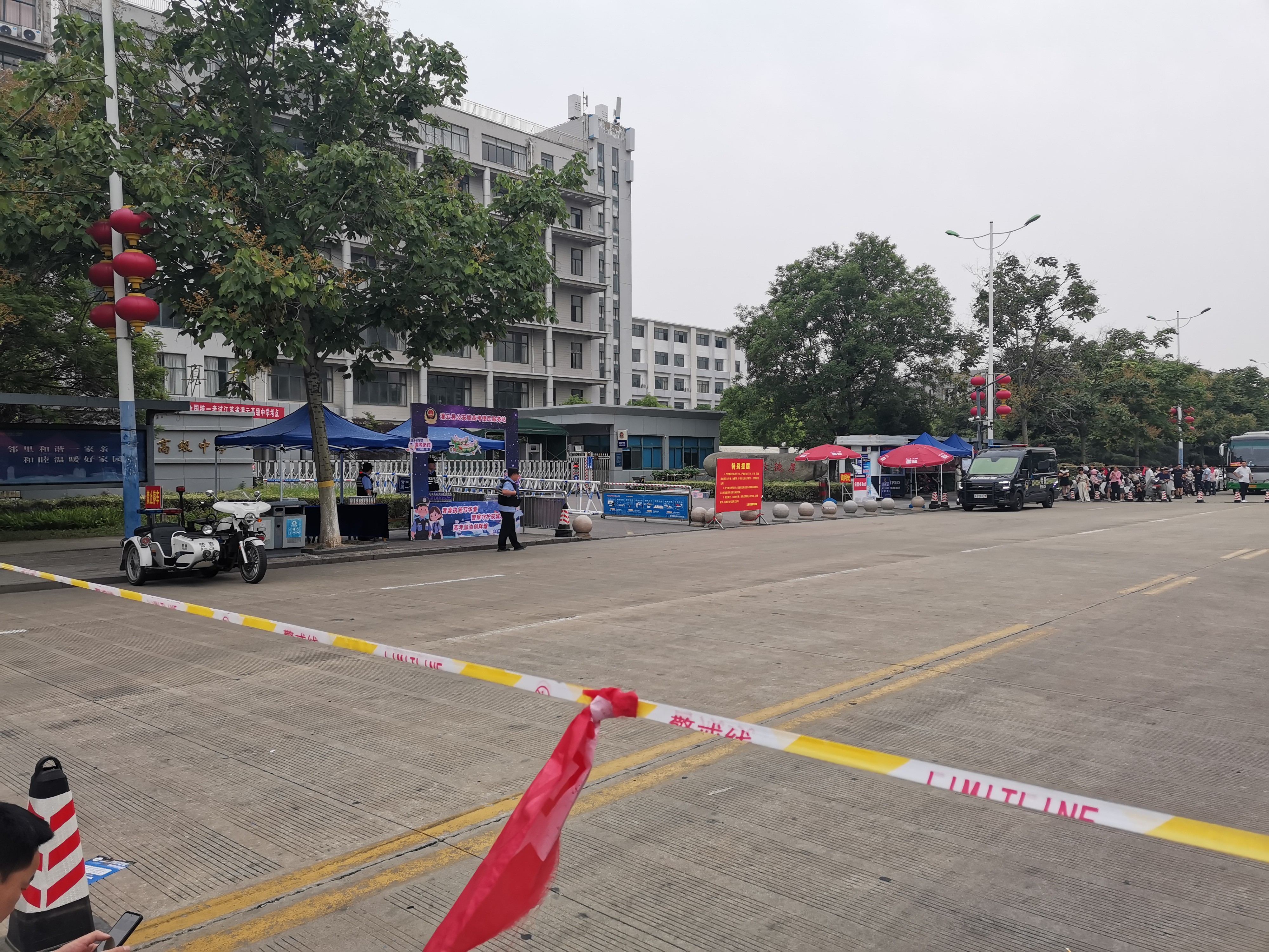 2025年高考拍摄于灌云县高级中学门口