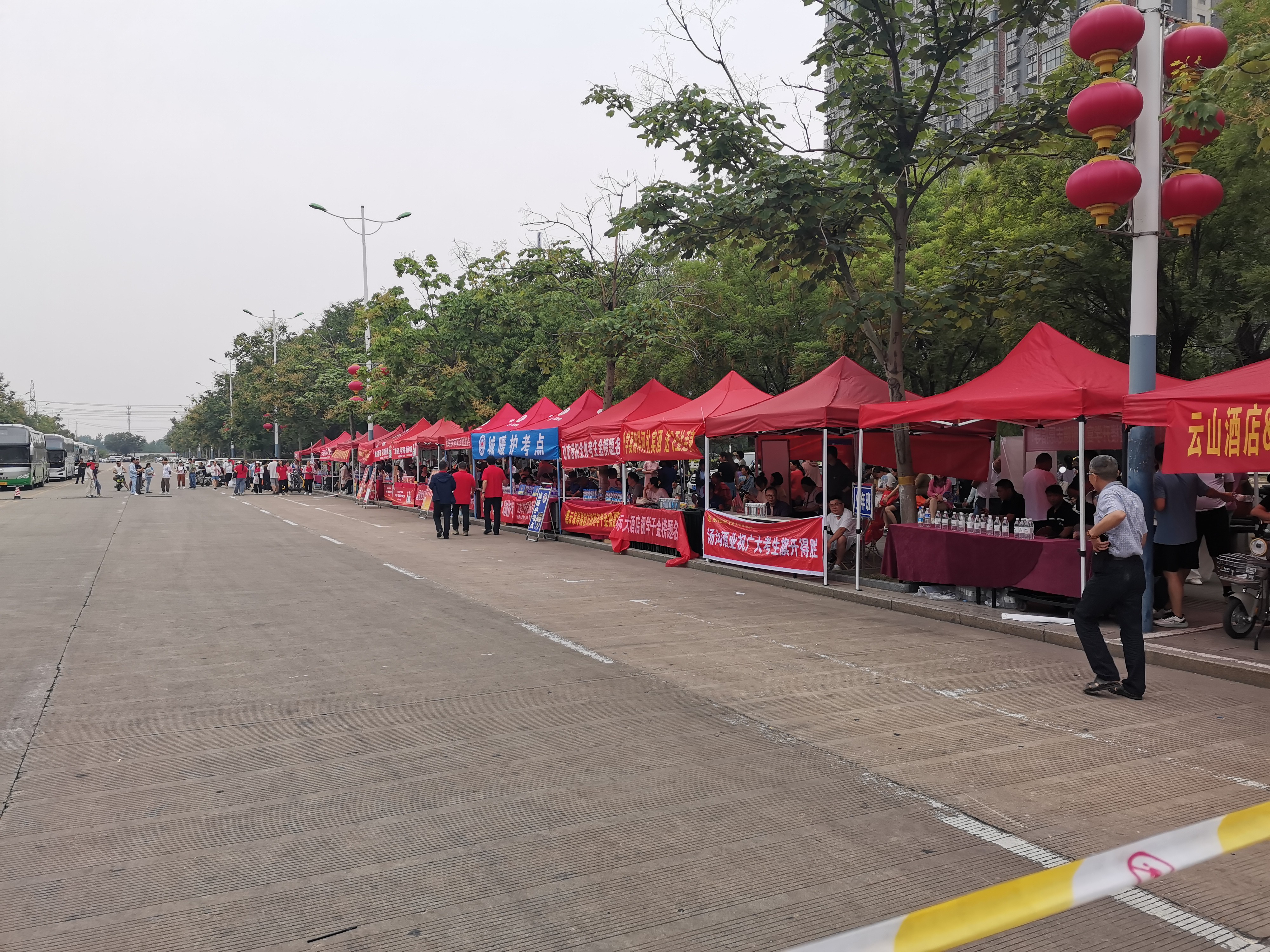 2025年高考拍摄于灌云县高级中学门口