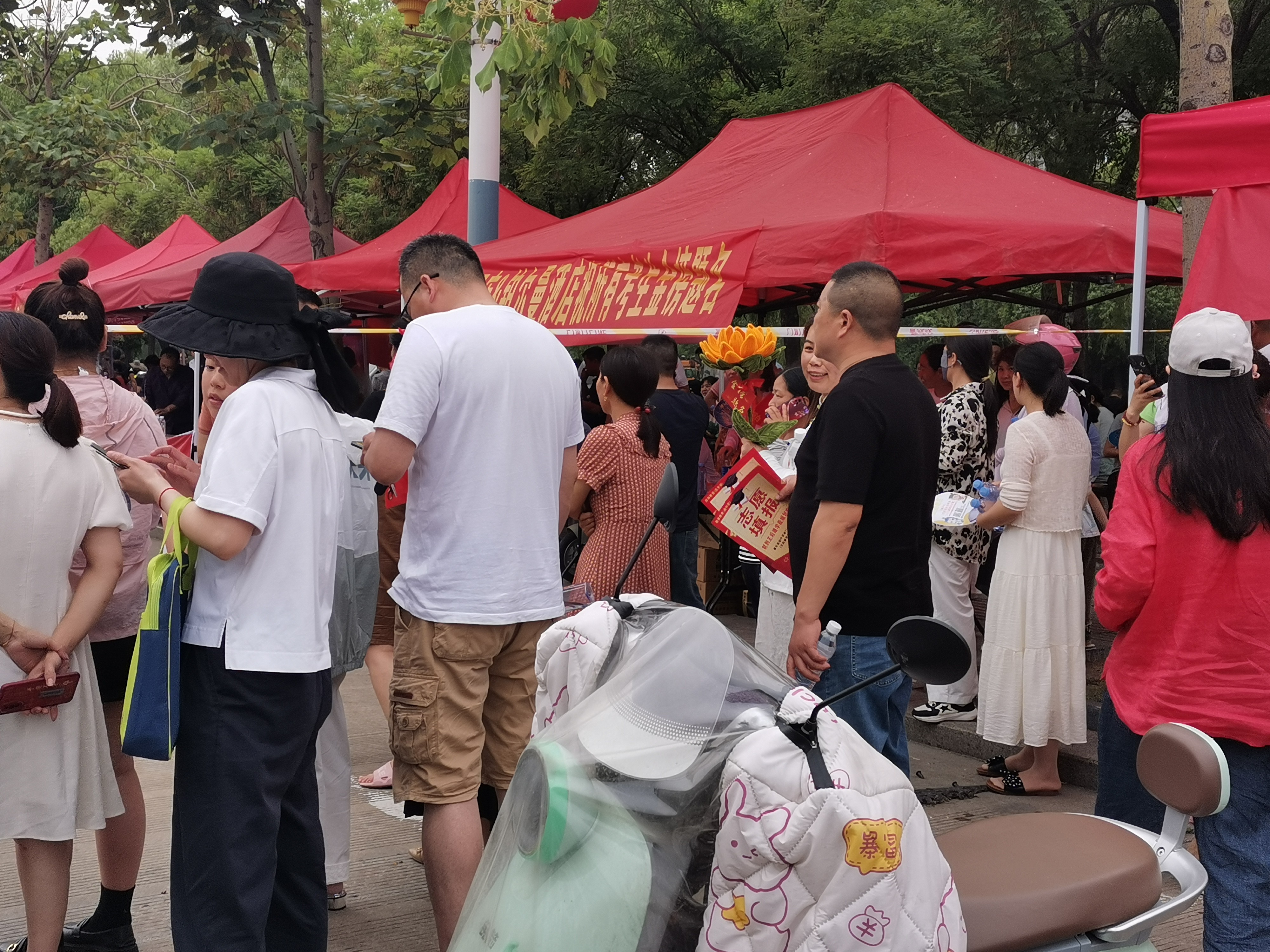 2025年高考拍摄于灌云县高级中学门口